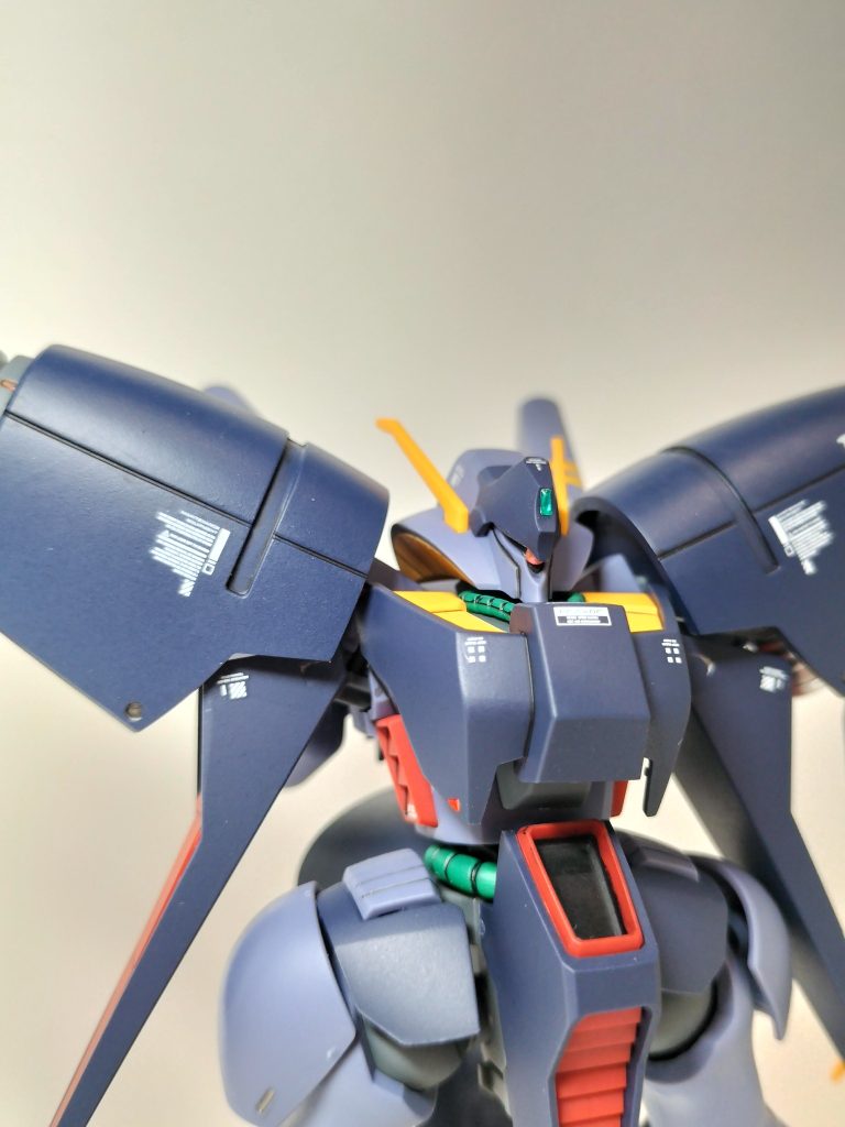 頭部のモノアイはHアイズ取り付け、緑のセンサーはシール貼ってレジン盛りしました✨