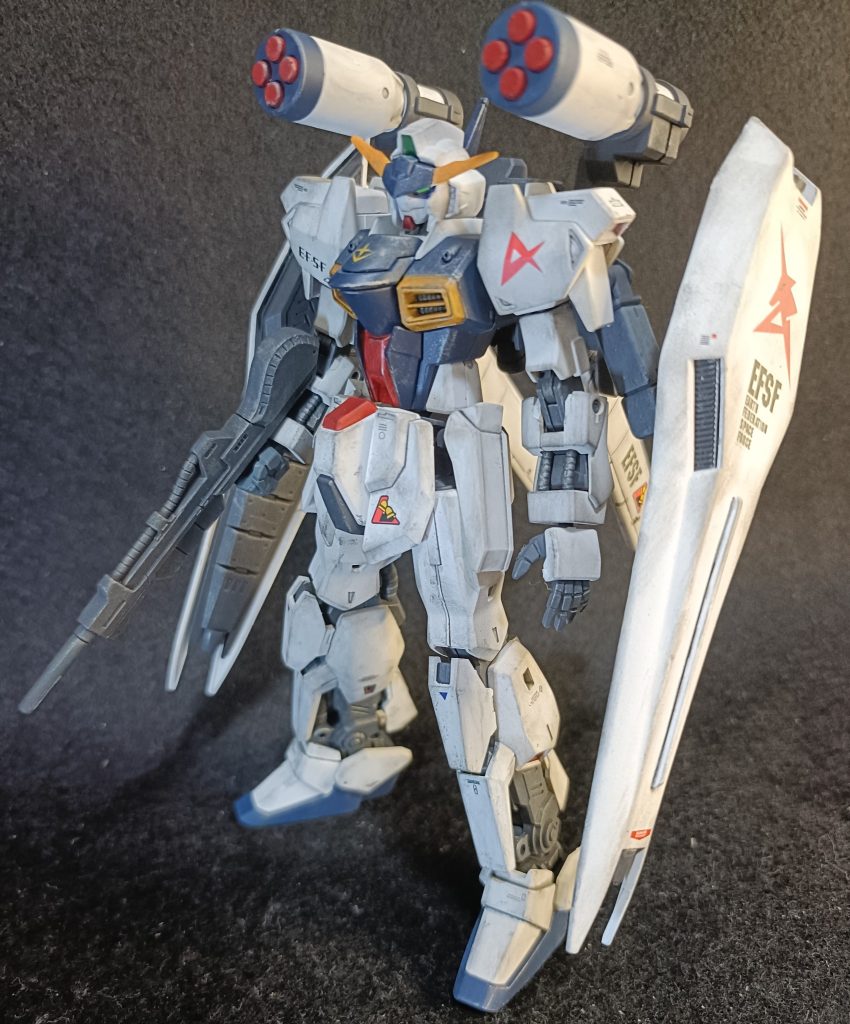 この機体を気に入ったアムロ大尉はμ（ミュー）ガンダムと名付けました。この後、新造されるνガンダムには遠く及びませんが、アムロ大尉専用に機体限界までチェーンされました。