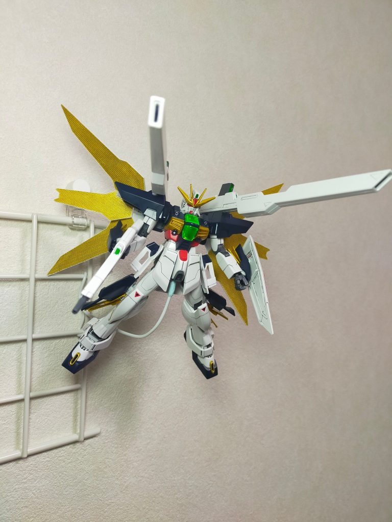 余ってた網と針金を買ってきて、接続箇所はマステを巻いてます写真だとマステが目立つなぁ…