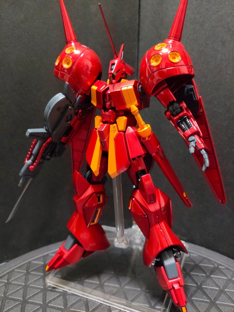 黄色部分はピンクサーフェイサーからのガイアのマンダリンオレンジ〜マンダリンオレンジ＋黄橙色のグラデーション塗装。フレームはメカサフスーパーヘビー。パイプ類はメタリックブラックで。