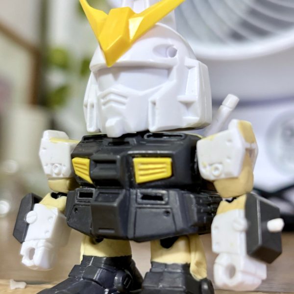 仮組してからすぐに全身をボールジョイント化してみた。これまでは胴体の付け根は元のポリキャップのままにし、部分的にボールジョイント化していたが、総とっかえして全身をボールジョイントで動くようにした。旧キットと異なりスナップフィットなので楽にジョイントを仕込む事ができた。いちおうこの時点でお辞儀も可能である(gundam-kao5)（2枚目）