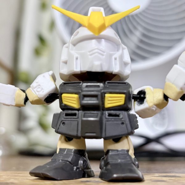 仮組してからすぐに全身をボールジョイント化してみた。これまでは胴体の付け根は元のポリキャップのままにし、部分的にボールジョイント化していたが、総とっかえして全身をボールジョイントで動くようにした。旧キットと異なりスナップフィットなので楽にジョイントを仕込む事ができた。いちおうこの時点でお辞儀も可能である(gundam-kao5)（3枚目）