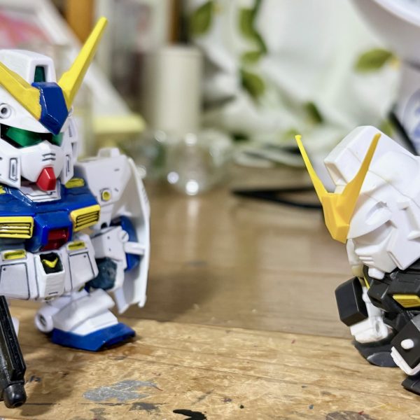 仮組してからすぐに全身をボールジョイント化してみた。これまでは胴体の付け根は元のポリキャップのままにし、部分的にボールジョイント化していたが、総とっかえして全身をボールジョイントで動くようにした。旧キットと異なりスナップフィットなので楽にジョイントを仕込む事ができた。いちおうこの時点でお辞儀も可能である(gundam-kao5)（4枚目）
