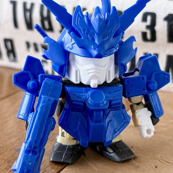 アレックスのフル可動化は済んだので、次は影荒烈駆主の鎧を装備させてみる(gundam-kao6)ボールジョイントを仕込んだおかげでパケのポーズも取れそう♪（2枚目）