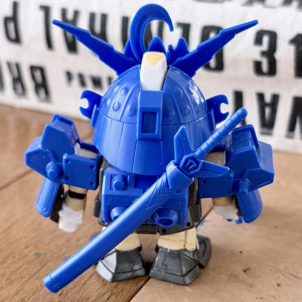 アレックスのフル可動化は済んだので、次は影荒烈駆主の鎧を装備させてみる(gundam-kao6)ボールジョイントを仕込んだおかげでパケのポーズも取れそう♪（3枚目）