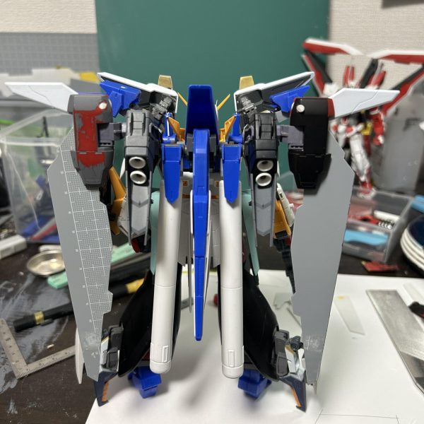 かなり久々の投稿です完成は未定ですけど今はリントヴルムをいじってます。改造のイメージはリントヴルムのミノフスキークラフトを試験的に用いた、空中戦闘能力強化プランです。初の改造（ミキシング）ですが、なんとかここまで来ました。完成するといいな、、、&nbsp;（2枚目）