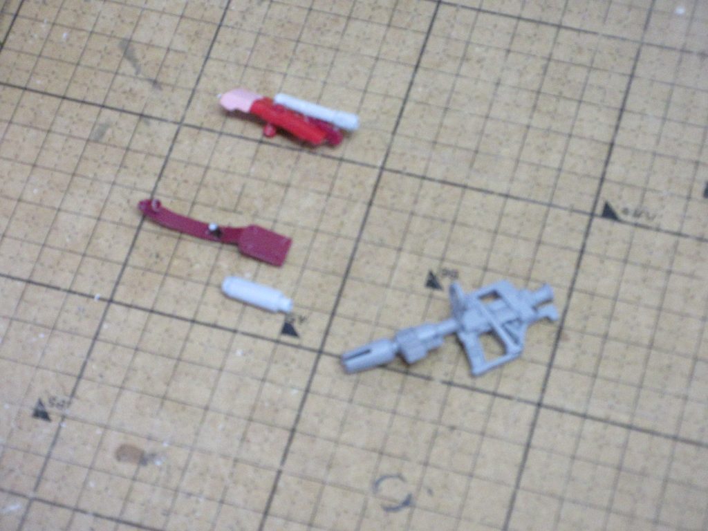 製作中の小物たち。ビームライフルはHGジムのものを使って銃身を延長。スコープも付けました。