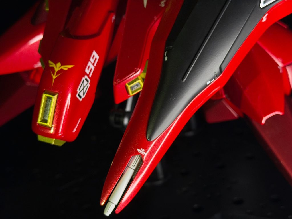 プラ本体↓ピンクサフ↓ミスターカラースプレー キャラクターレッド↓ガイア パールプレミアレッド(乾燥したら再度パールプレミアムレッド)↓GGXクリアー(1回目)↓ラプロス #4000 で水研ぎ↓GGXクリアー(2回目)↓(乾燥後)ミスターコンパウンド粗目↓ミスターコンパウンド細目↓ミスターコンパウンド極細目↓ハセガワ セラミックコンパウンド↓ハセガワ コーティングポリマー&nbsp;という順番で、基本仕上げました(大半の光沢部分はこれです。)