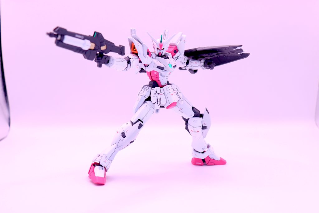 武装紹介・アクセラレートライフル零式螺旋型粒子加速器を内蔵したビーム兵器。電磁コンデンサーによる溜め撃ちなどの特殊な射撃が可能。試作型のため砲身が短く射程は短い。・Gユニットシールドガンダニウム合金製で、EMフィールド発生装置を搭載する。ハニカム構造を採用しており、ビームと実弾の両方に対する高い防御性能を有していた。ビームライフルの砲身部分を無くしてしまったため、無理やり試作機設定にしました（笑）
