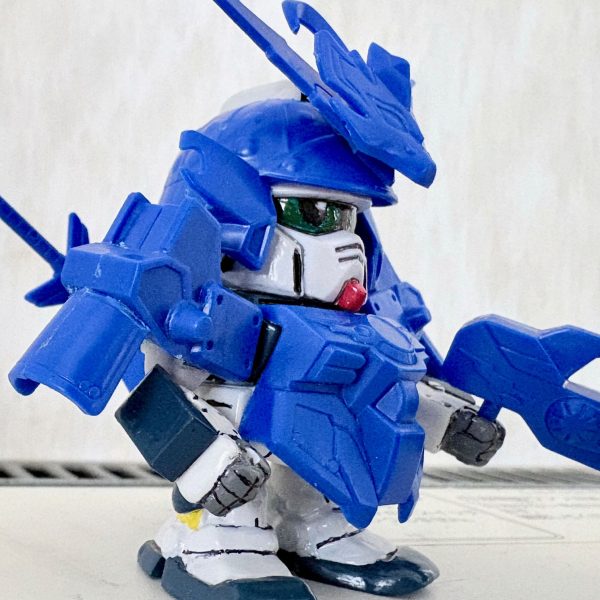 今日も影荒烈駆主を製作中。以下、今回の改造ポイント。・肩鎧が腕に干渉するので、位置を移動。・銃のルナオメガも割と干渉するので、グリップを後方へ移動し大型武器っぽくアレンジ。・バックパックの穴に刀をマウントしているが、そこにジョイントキャッチャーで新たにジョイント穴を加工。まだまだ改造の余地はあるな・・・💦（4枚目）