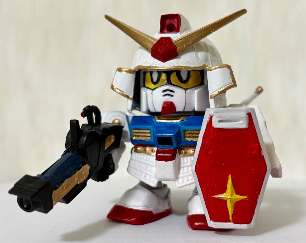 まずは若農丸。以前は装備していなかったガンダムシールドを装備させた状態。俺設定としては「赤の盾」という家宝であり、真悪参（マークスリー）が持ち出した「銀の盾」と対を成す存在である。この盾を使いこなした者には閃光剣（ビームサーベル）が発現するというウワサがある。