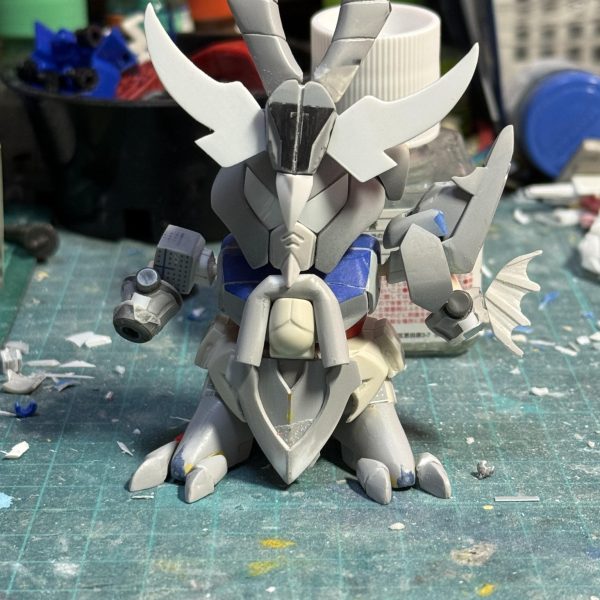 BB戦士のサタンガンダムをベースにネオブラックドラゴンを制作中です。だいぶ出来上がりましたが、大きな羽等まだ面倒な箇所が残っていて完成が見えません(gandam2)💦（2枚目）