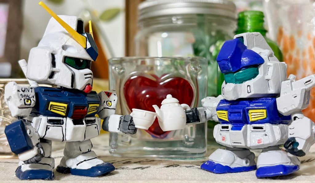 ポットからコーヒーを注いでもらうアレックス。