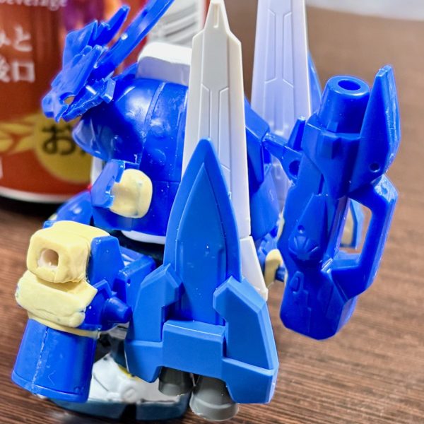 せっかくだから、もっとゴテゴテした感じにしてみた。一部の装甲はパテでディティールアップし、本物の荒烈駆主より強そうな印象にさせてみる。（4枚目）