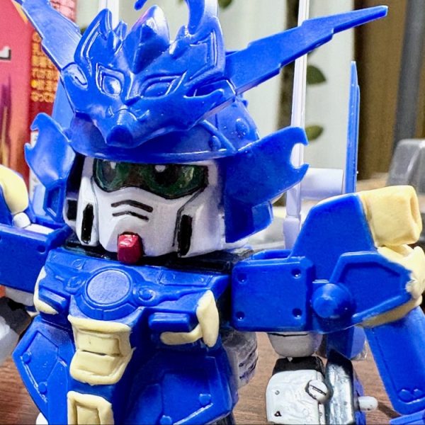 せっかくだから、もっとゴテゴテした感じにしてみた。一部の装甲はパテでディティールアップし、本物の荒烈駆主より強そうな印象にさせてみる。（1枚目）