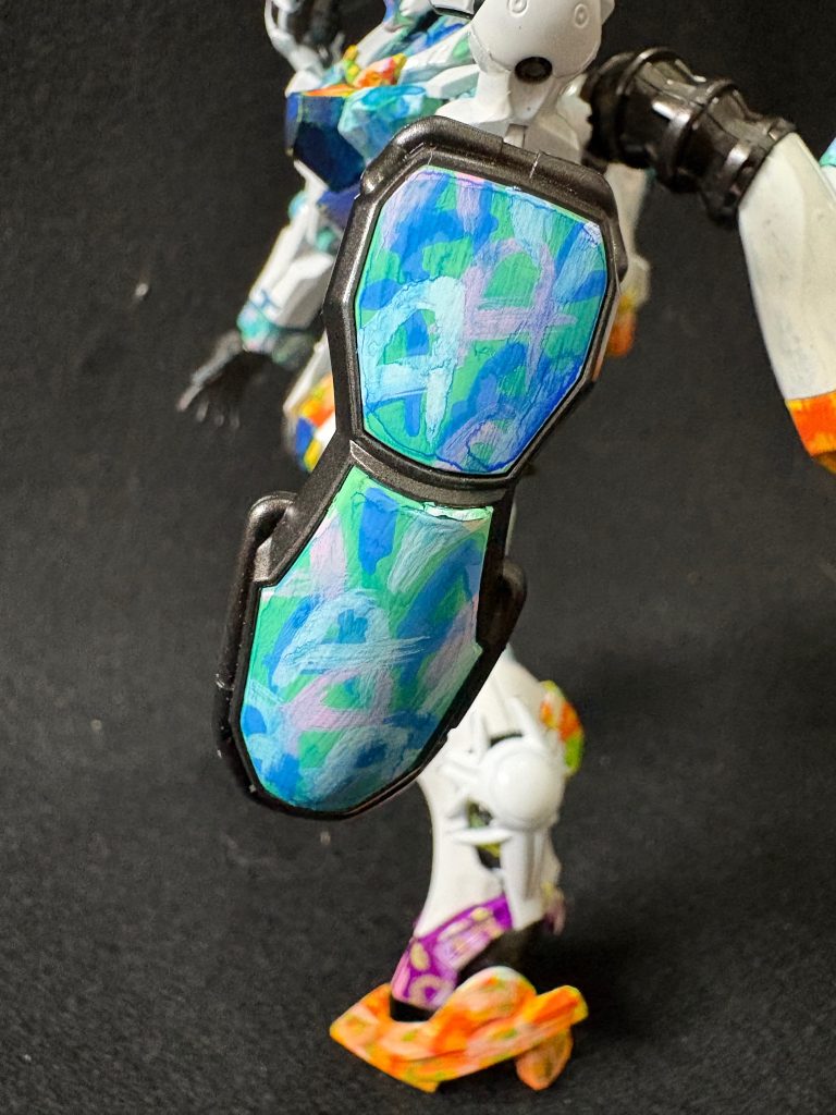 キラキラの色の部分は、小さいパーツも多いのでわかりにくくなってしまったのですが、シュウジのグラフィティのマークを描き込んでいます。
