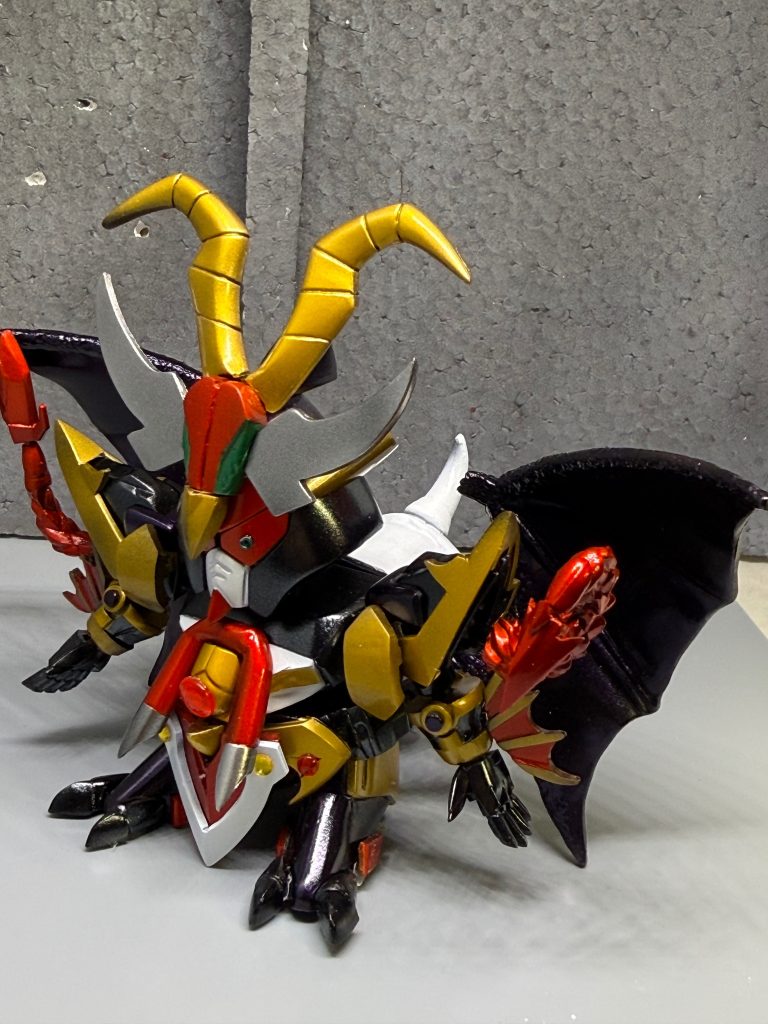 ベースのサタンガンダムにGジェネ∀ガンダムなどミキシングしました。このサタンガンダムの顔はやたら出来が良くて箱絵に近いので好きです。ですが口のダクト部分の形状が少し乱れているので、目立たせないために墨入れを控えました😓