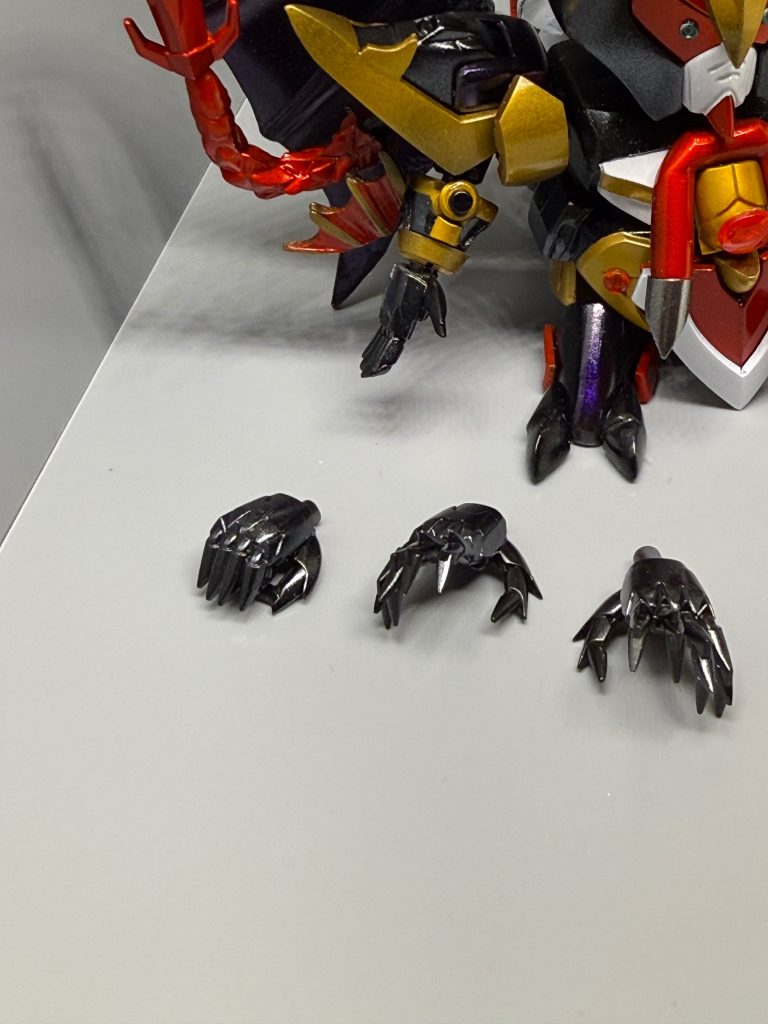 手はコトブキヤのシャープハンドを使いました。本体に取り付けている平手は指を切り落として長さを詰めています（文章にするとグロい(gundam-kao5)）。