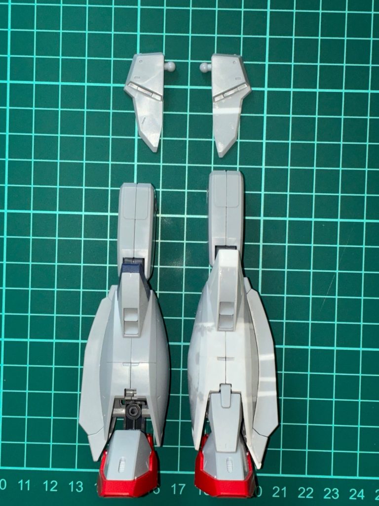 フロントアーマーと脚を伸ばしました、右が修正後です(白いのはプラ板です)この後、太腿を延長・拡幅しました