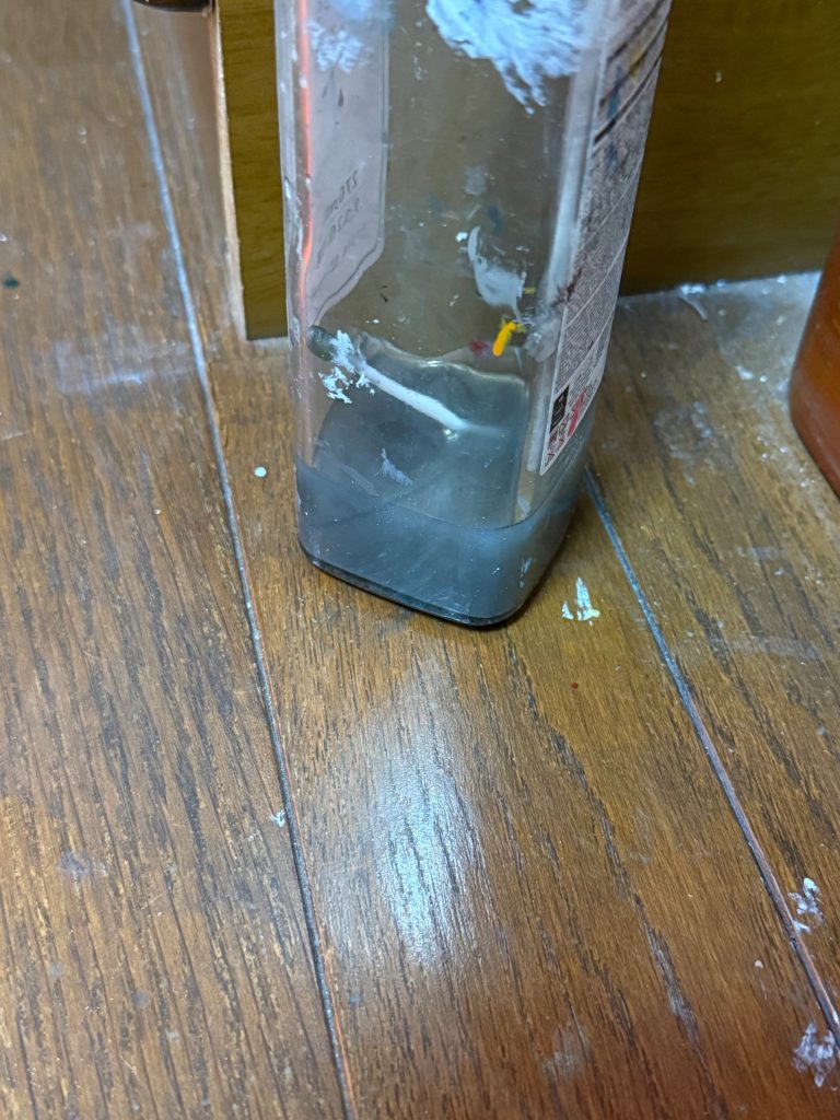 汚い色してるだろ　クリーナーなんだぜ　それで…最後に汚い画像を載せてすみません。ツールクリーナーが品薄で売ってないので、エアブラシで塗装→うがい→戻す→また使うを繰り返していたら酷い状態になりました。この品薄はいつまで続くんでしょうかね(zaku-kao4)ご覧頂きありがとうございました🙇‍♂️