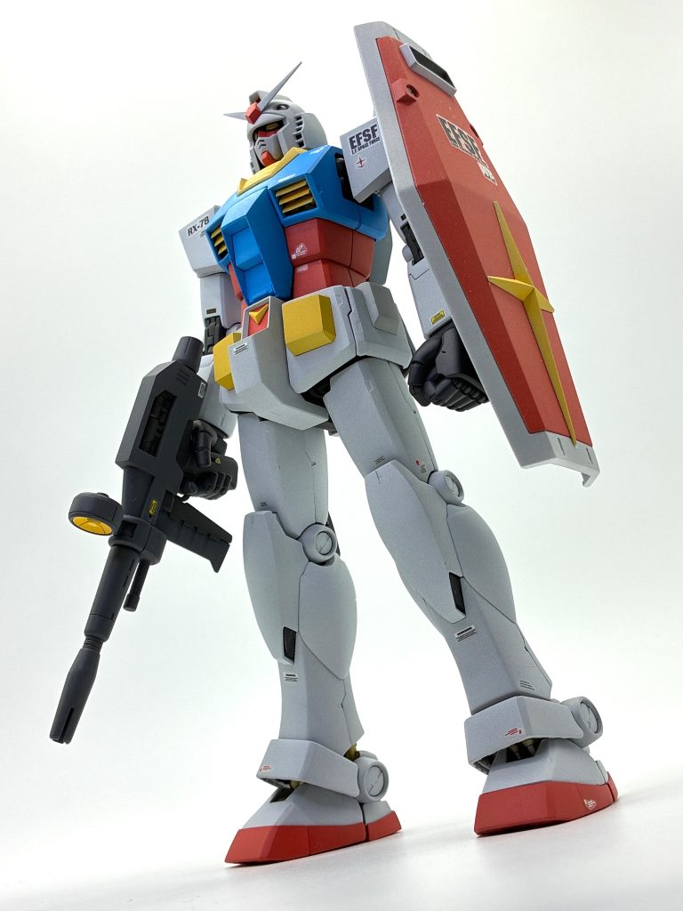 まさにガンダムらしいスタイル。腰のパンツと小さい足が2.0.のポイントですね。
