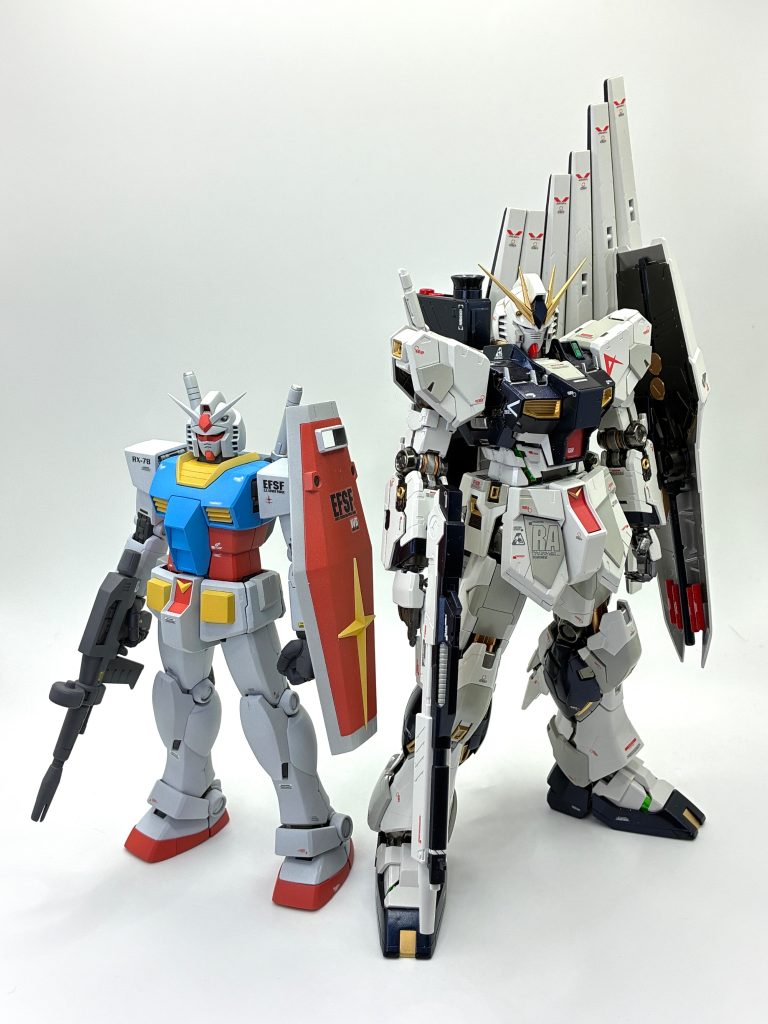 新旧主人公機を並べて。同じMGとは思えないサイズ感。