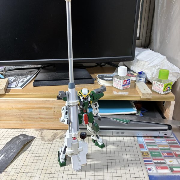 フラッグと同時進行でガンダムデュナメスも制作して行きます。まずは高高度狙撃ライフルをフルスクラッチしてゆきます。（2枚目）