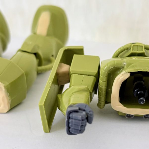 最近無性にザクを組み立てたくなったので、積みプラ化していた旧キットのザクマインレイヤー本体(機雷散布ポッドだけをリバイブ版とミキシングした)を1日かけて一気に作った。以下改造ポイント。・旧キット特有のレトロな外見を維持しつつ、各関節を可動化。・リバイブ版を参考に胴体を分割し、腰も可動化させた。・ハンドパーツやバーニアはコトブキヤのMSGシリーズのモノを使い、ディティールアップを図った。・股関節のボールジョイント化と太ももの位置を若干ずらしてスカートに干渉しないように動くようにした。この4つをやるだけでかなり良い感じになった(gundam-kao6)(4枚目)