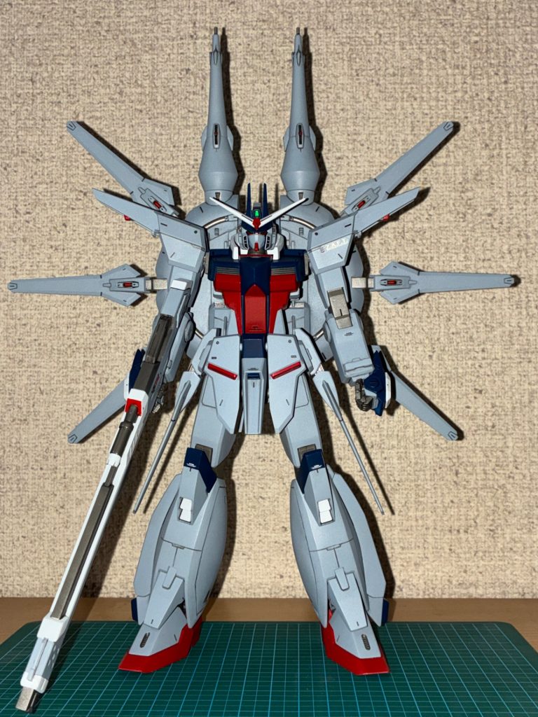 両手をMGプロヴィデンスの物に替えています襟の白い部分を1mm伸ばしましたトサカを少し幅増し頭頂高とか全高とか訳わかんない、いつの間にか書き換えられてることもあるし、こいつは青いツノを含めて全高ってことにしました(19cm弱)