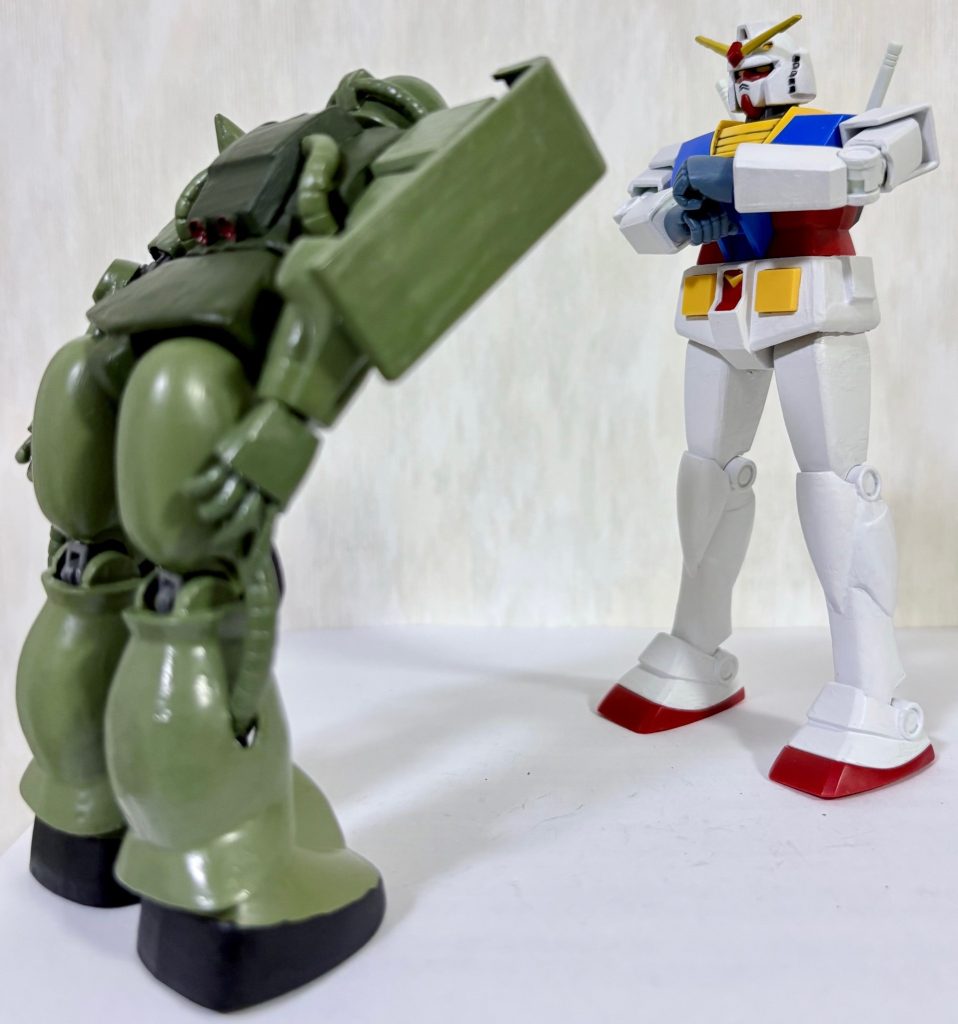 リバイバル版ガンダムと並べてこういう遊びもできる(zaku-kao2)
