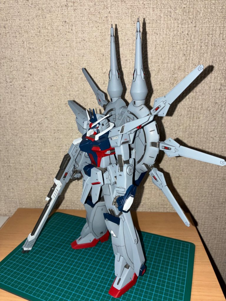 塗装はグレーを指定より暗くしました手持ちのデカールを適当にペタペタ足を前後に詰めてます前腕部の変なアレンジを消してます
