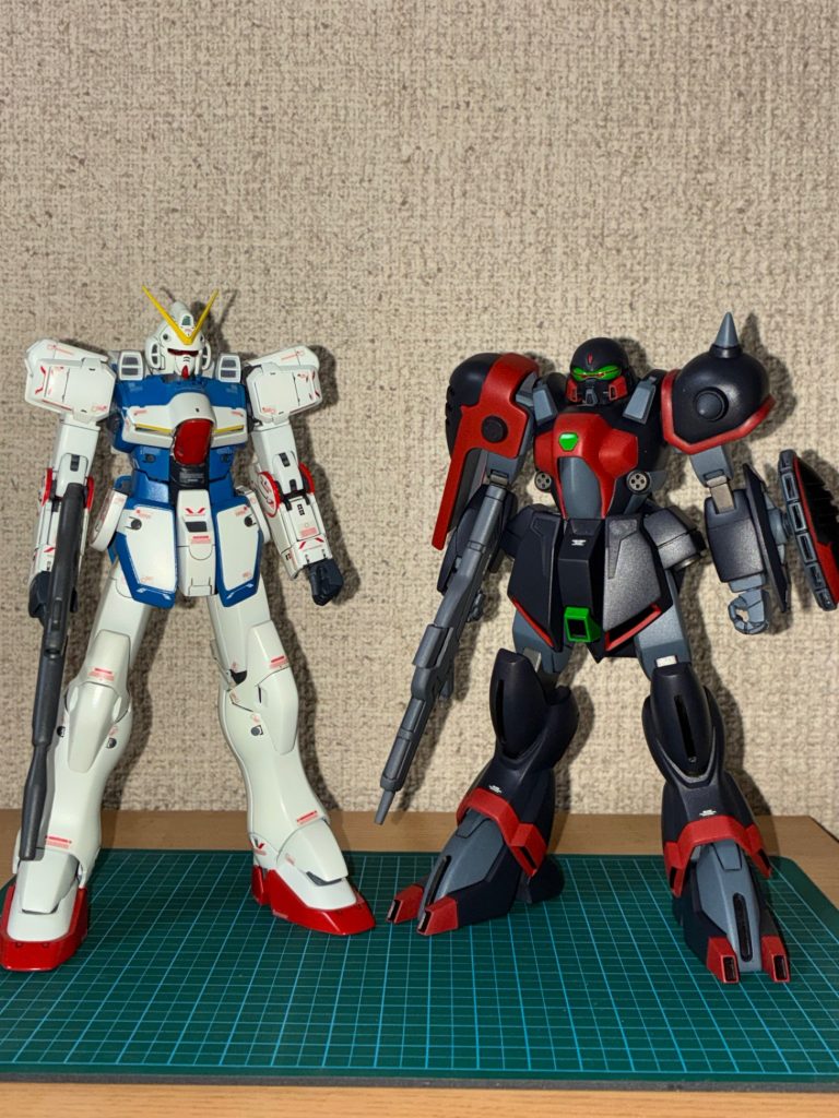 過去作のMGVガンダムと並んで。(改修しないと全高差がひどい有様です)