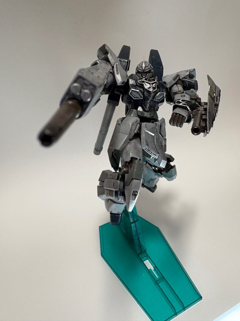 シナンジュスタインって傷ついてる方がかっこいいですよね。少なくとも私は傷ついてる方が好きです。チッピングに使ったのは、スポンジとシルバーしか使ってないんです。このころはよく使いそうな焼き鉄色と、シルバーしか持っていなかったんですよね。