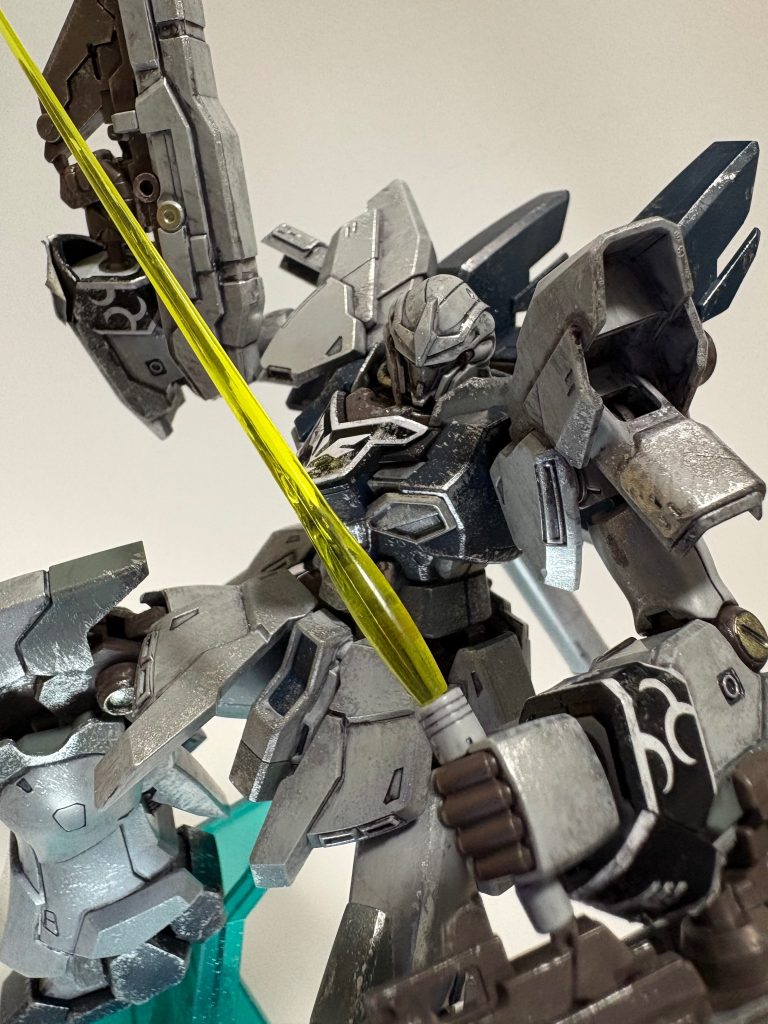 ほんとは持ってる物逆にしたかった！！銃持つための手のパーツが、右手しかないのやだなぁ。あれ？ビームサーベル折れかけてる？(zaku-kao10)