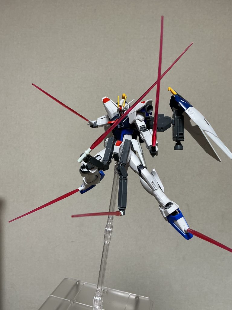 サブアームビームサーベル:量産型νガンダムを見て装備した、参型1番の特徴です。ビームサーベルはEGガンダムのサーベルを少しカットして使用しています。