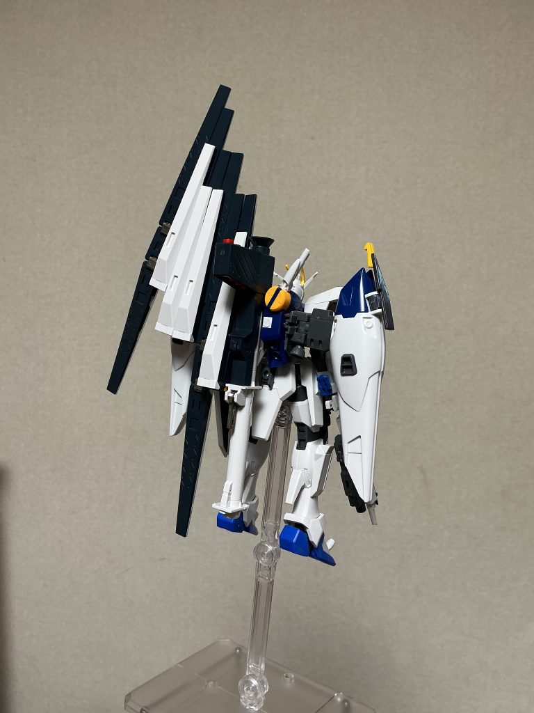 バズーカ:HGνガンダムのバズーカを使用しています。持たせようとしたら手の規格に合わなかったのでオプションパーツの物にいつか交換しようと思います。
