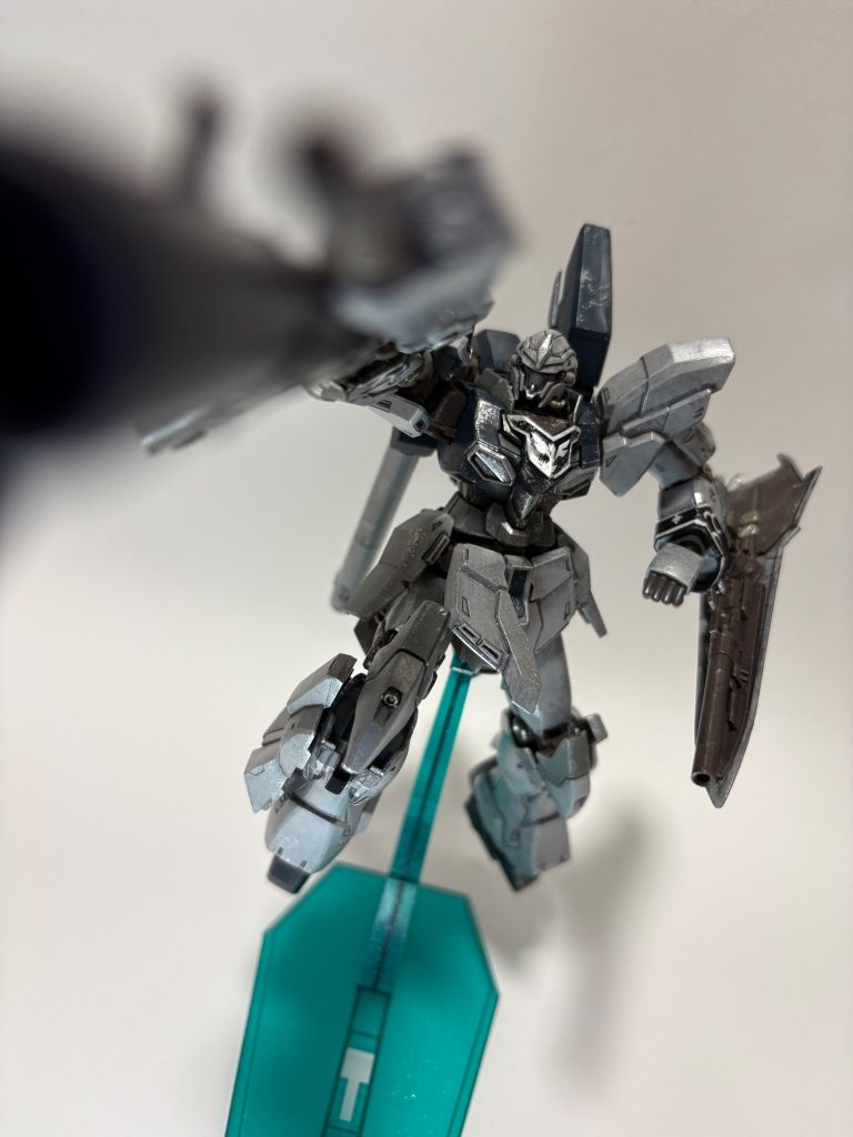 いきなり写真の撮り方が下手になってるぅー(gundam-kao5)おかしいよー。ビームライフルにバズーカつけるともうヨッレヨレになって落ちてくるんですよ。ちなみにバズーカの先っちょ見えないけど支えてます。
