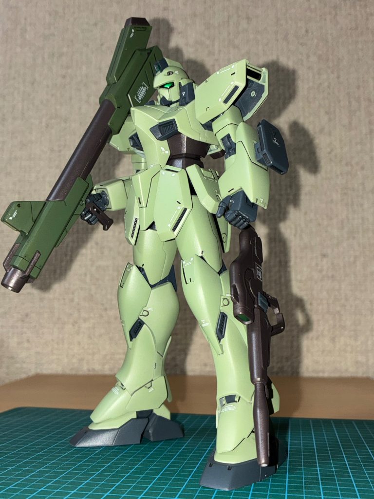 このキットは特にいじる必要がなかったのでストレートに組んで塗装しました(手だけは気に食わなかったのでMG Vガンダムの物をコピーしました)