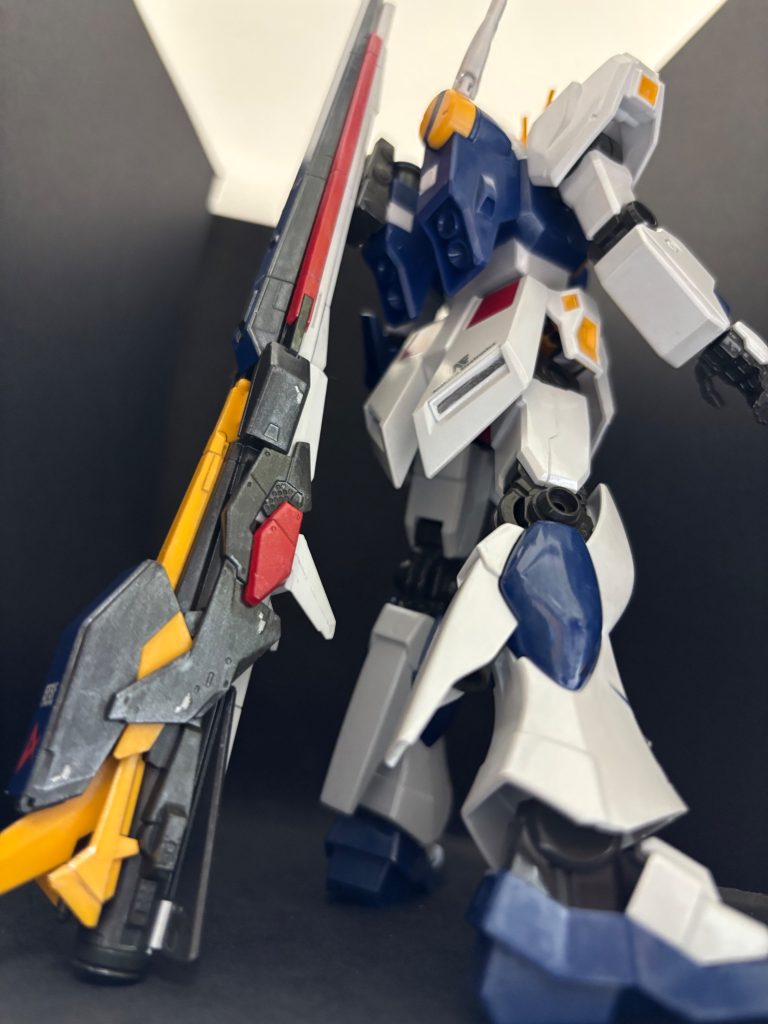 この辺りから見上げるのも良いんですよねー福岡帰りのテンションで作った、顔だけ墨入れツヤ消し仕上げのEG福岡νガンダムをリセットしました。600〜10,000番まで適当にヤスって、ホワイトパール（エアブラシ用）を筆塗り3層。さらにコンパウンドで磨き✨光沢トップコートでフィニッシュ！&nbsp;あとで調べたらトップコート後にコンパウンドなんですね…惜しい😅