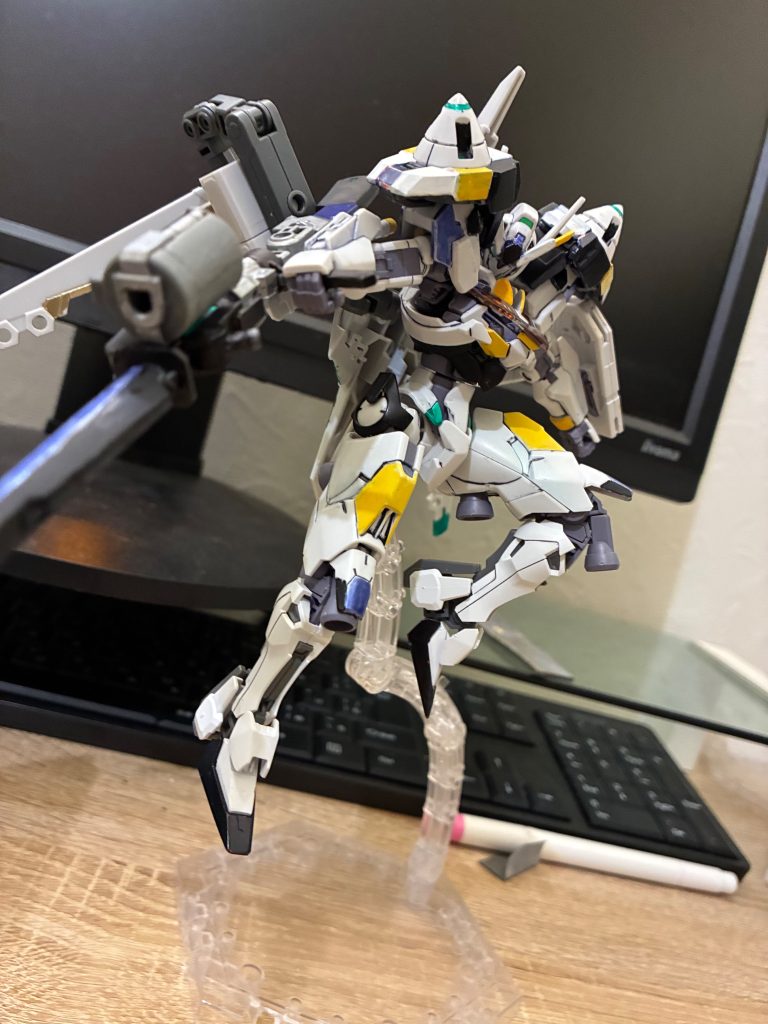 少し大きい武器を持たせてみたく水星の魔女のデミトレーナー拡張パーツセットから改造でキャリバーンのような銃を作ってみました。結構似合ってると思ってます。