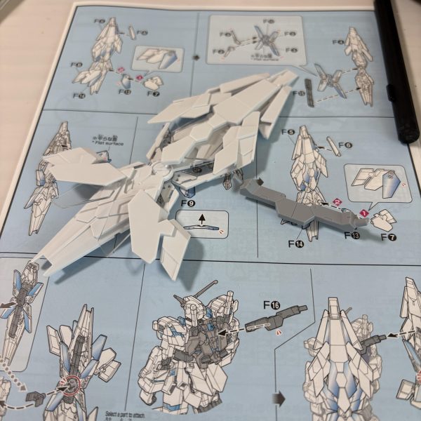 武器と腕、脚の仮組終了説明書の流れで最初にカッコいい頭と胴体を組むとモチベが下がってしまうので、気持ちを保つためにも頭部は最後に組み立てています（2枚目）