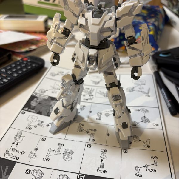 武器と腕、脚の仮組終了説明書の流れで最初にカッコいい頭と胴体を組むとモチベが下がってしまうので、気持ちを保つためにも頭部は最後に組み立てています（3枚目）