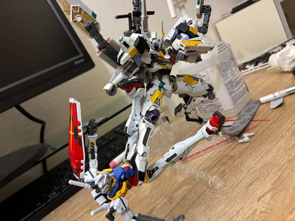 翼を展開してダイナミックな動きもできます。試しに白いガンダムと合わせてみましたw
