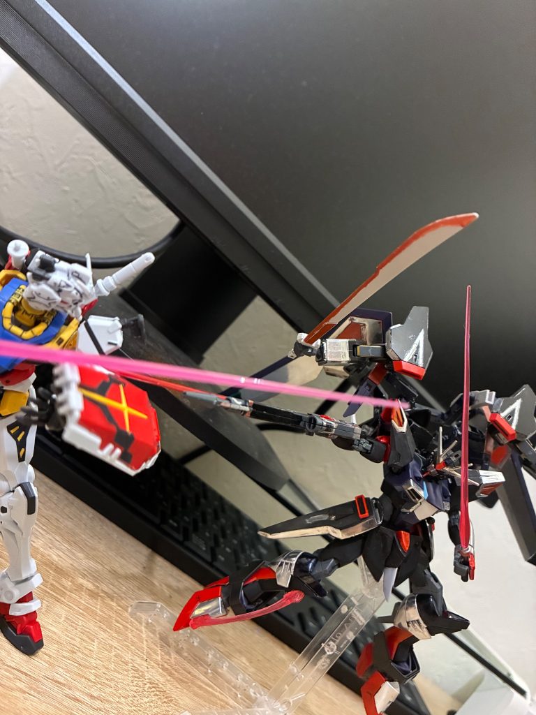 ガイアガンダムの腕をあわせて4刀流、足のビームサーベルを合わせると6刀流となります！インフィニットジャスティス二式とは違い、銃と同じ数あるので汎用性が高いです。