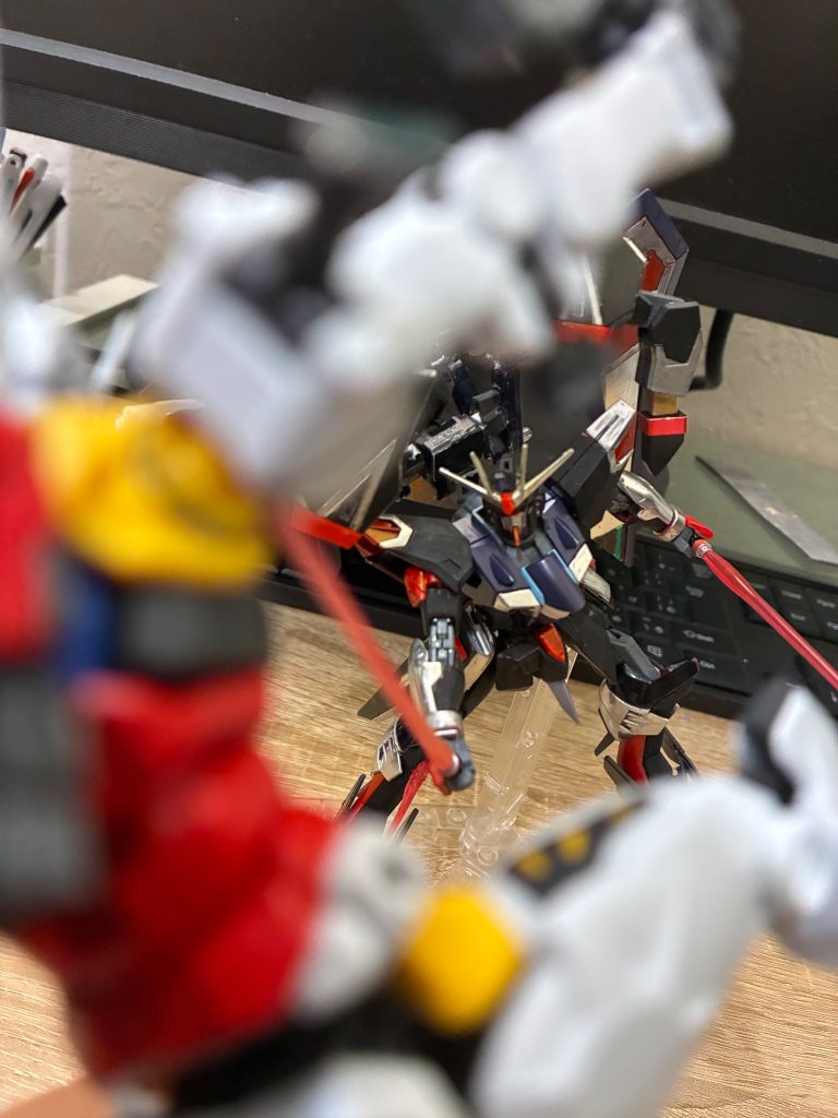 一体何のためにこの機体は戦うのだろう…なんていう構想で作ってみましたが厨二病感があるとてもいいガンプラとなりました！