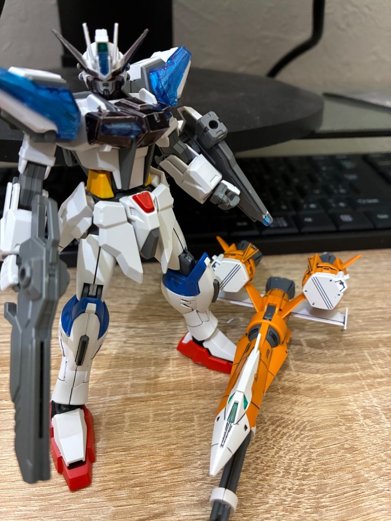 スターダストストライクとガンバレルリフターのツーショット。支援機としてもガンバレルリフターは宇宙戦において協力な戦力となります。いつかビルドファイターズまたやってほしいな…