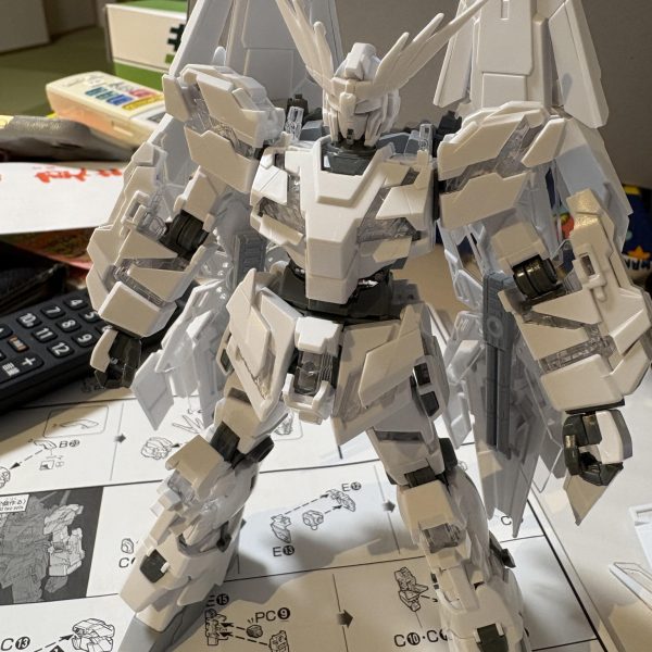 切った貼ったして改造完了最初はフェネクスの形で色だけ変えようかと思いましたが、脳内構想を形にするには改造が必要だったので頑張ってみました！機体のシルエットををマントやドレスをつけたような形を目指しました。バックパックを腰に貼り付け、バックパック取り付け穴は塞ぎました。サーベルは腰に帯刀しています。前垂れに見立てたシールドはマグネットで着いています。増設スラスターのみビルダーズパーツを使っていますが、他は全てペイントモデルのパーツを使っています。今はカラーリングの構想中です。（6枚目）