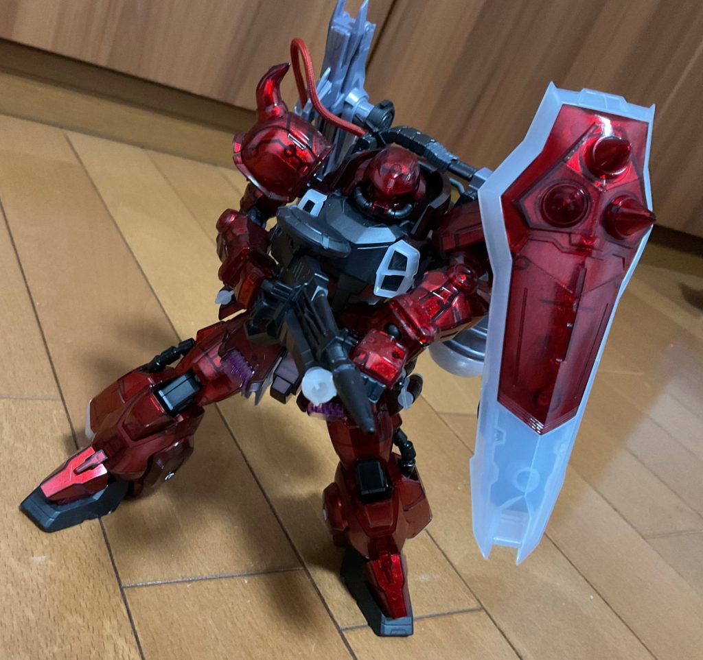 ライフル構えポーズです。今回は赤のクリアパーツメインで塗装しました。フレームにちょっとだけ部分塗装をしてあります。