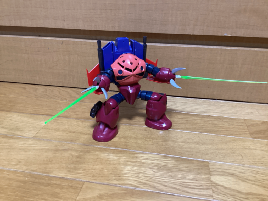 メガ粒子砲部分にはウィングゼロのビームサーベルをつけています。バックパックは分離して支援機になるのですが、写真が見つかりませんでした(^_^;)