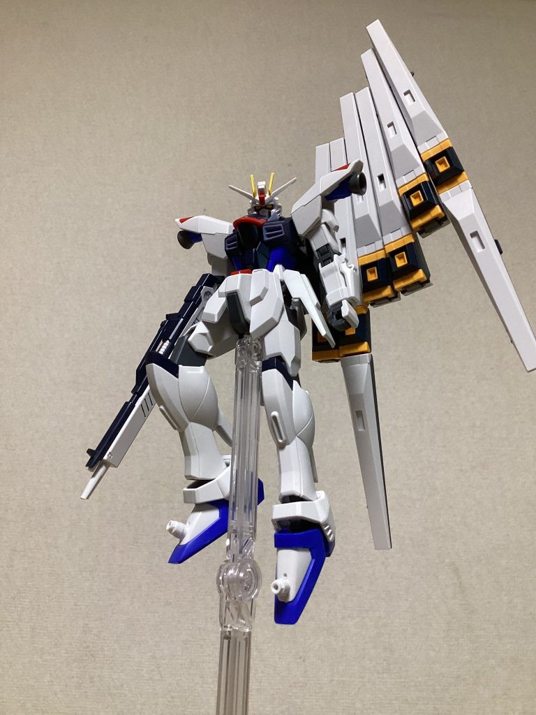 初期案ではフィンファンネルを装着するのみでしたがなんか微妙だったので、そこから好きな武装を色々つけていきました。